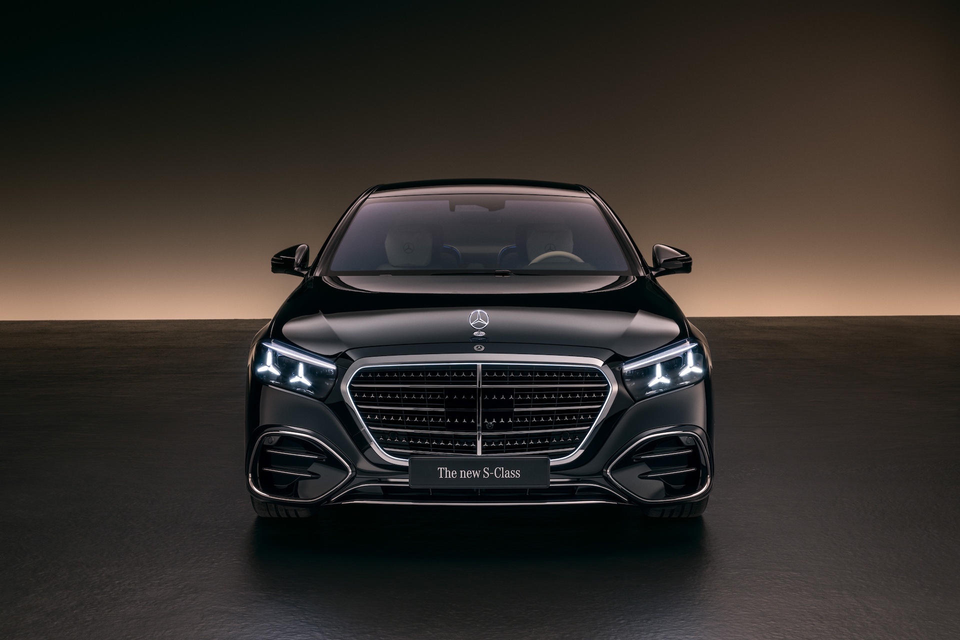 Die neue S-Klasse. Stuttgart, 2026. Lackfarbe: MANUFAKTUR black sparkling Exterieur: AMG Line Interieur: MANUFAKTUR tiefweiß / schwarz; Exklusiv-Paket The new S-Class. Stuttgart, 2026. Exterior colour: MANUFAKTUR black sparkling Exterior: AMG Line Interior: MANUFAKTUR deep white/black; Exclusive Package