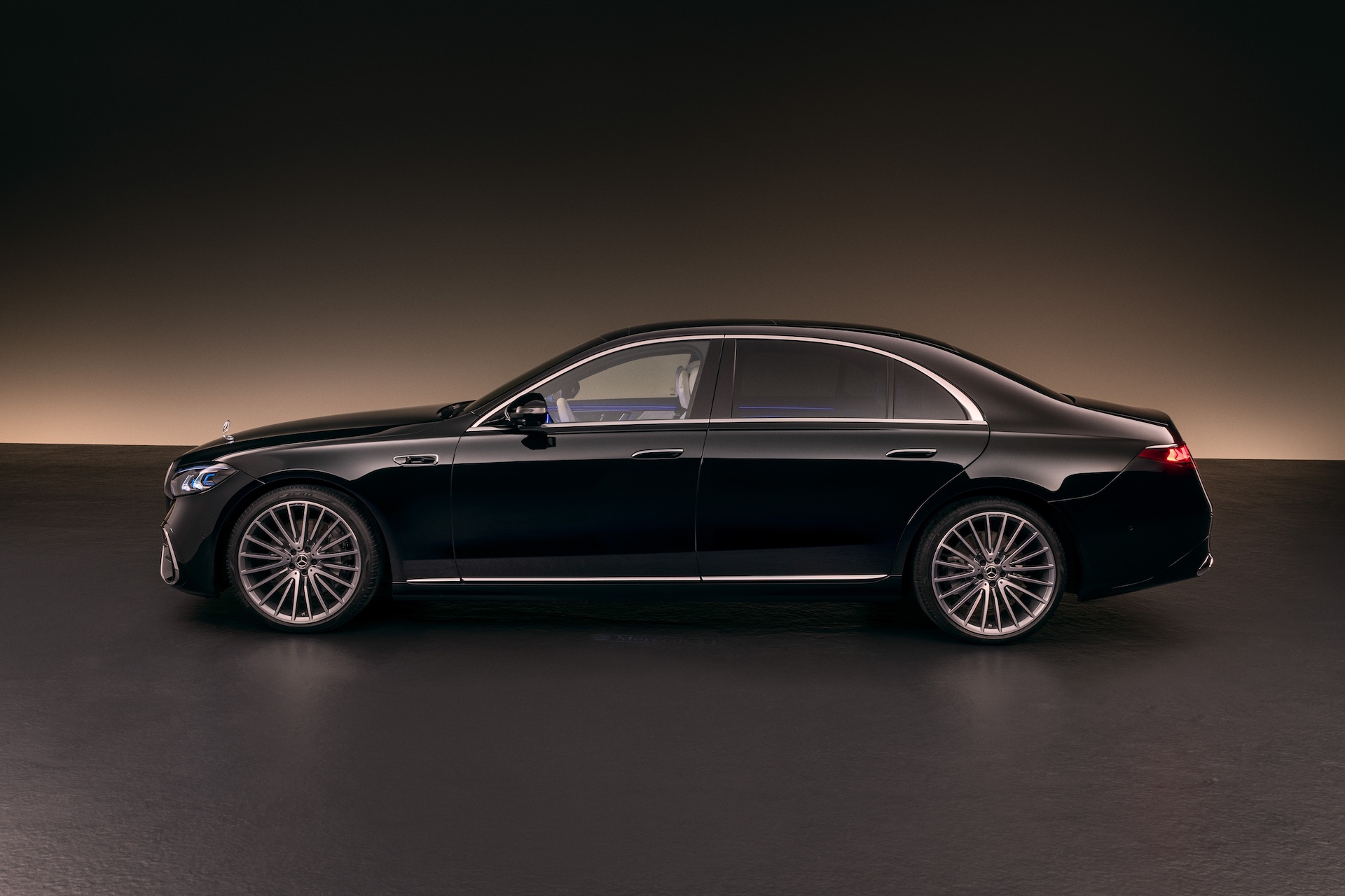 Die neue S-Klasse. Stuttgart, 2026. Lackfarbe: MANUFAKTUR black sparkling Exterieur: AMG Line Interieur: MANUFAKTUR tiefweiß / schwarz; Exklusiv-Paket The new S-Class. Stuttgart, 2026. Exterior colour: MANUFAKTUR black sparkling Exterior: AMG Line Interior: MANUFAKTUR deep white/black; Exclusive Package
