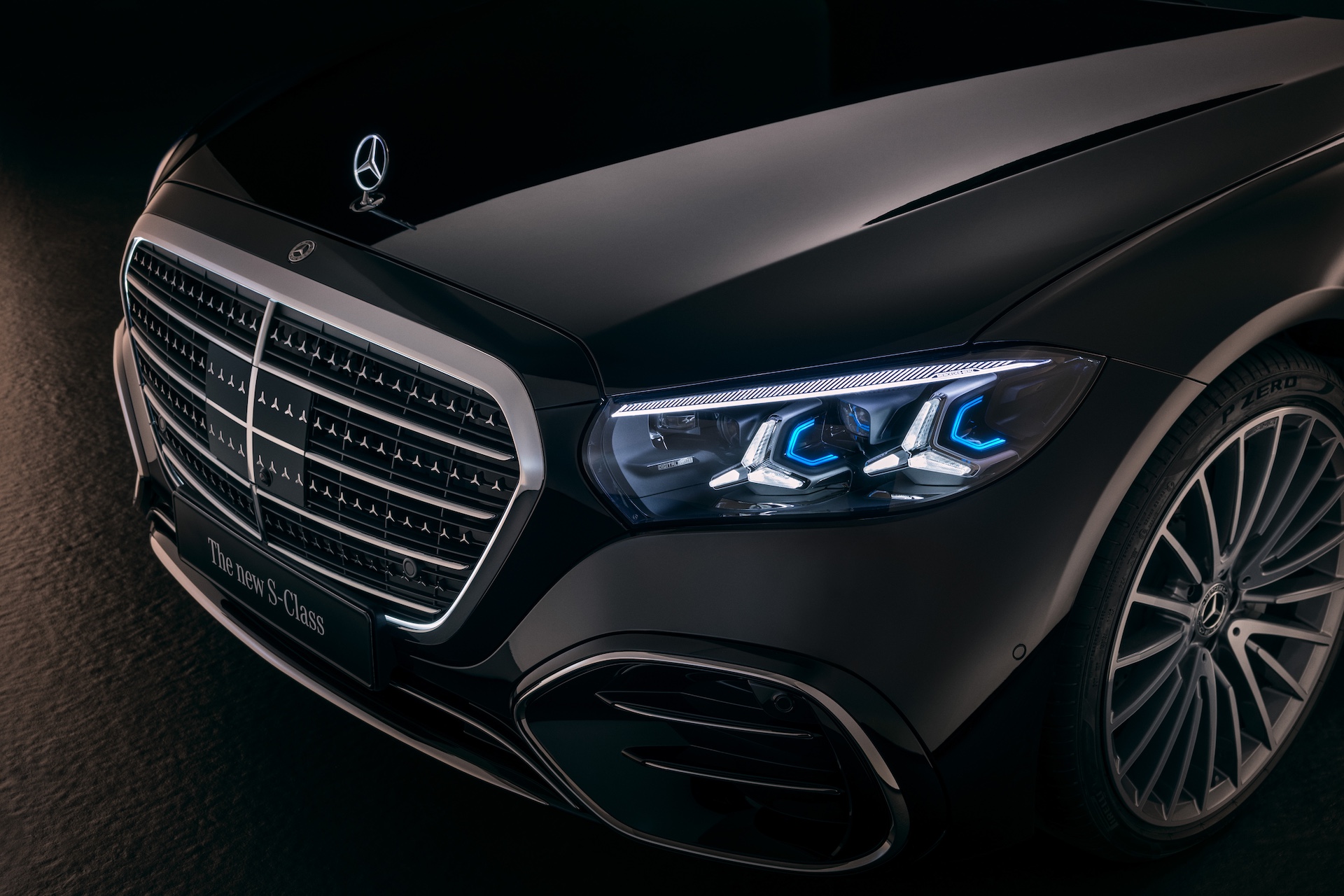 Die neue S-Klasse. Stuttgart, 2026. Lackfarbe: MANUFAKTUR black sparkling Exterieur: AMG Line Interieur: MANUFAKTUR tiefweiß / schwarz; Exklusiv-Paket The new S-Class. Stuttgart, 2026. Exterior colour: MANUFAKTUR black sparkling Exterior: AMG Line Interior: MANUFAKTUR deep white/black; Exclusive Package