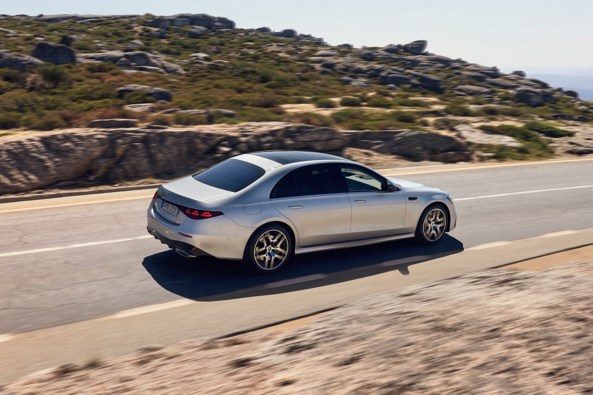 Die neue S-Klasse. Stuttgart, 2026. Lackfarbe: Hightechsilber metallic Exterieur: AMG Line; Night-Paket Interieur: Exklusives Nappa-Leder macchiatobeige / magmagrau; Exklusiv-Paket The new S-Class. Stuttgart, 2026. Exterior colour: Hightech silver metallic Exterior: AMG Line; Night Package Interior: Exclusive Nappa leather macchiatobeige / magmagrey; Exclusive Package