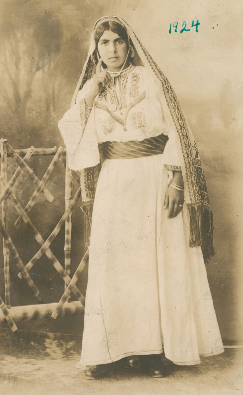 A photograph shows Faredah Ibrahim Farah, 1924. 