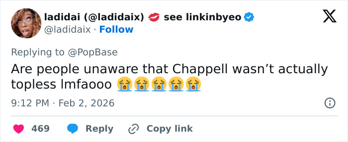 Screenshot of a tweet discussing Chappell Roan’s Grammys look and the public reaction to her outfit controversy. Screenshot of a tweet discussing Chappell Roan’s Grammys look and the public reaction to her outfit controversy.