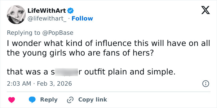 Tweet criticizing Chappell Roan's Grammys outfit, discussing its impact on young fans and public reaction to her look. Tweet criticizing Chappell Roan's Grammys outfit, discussing its impact on young fans and public reaction to her look.