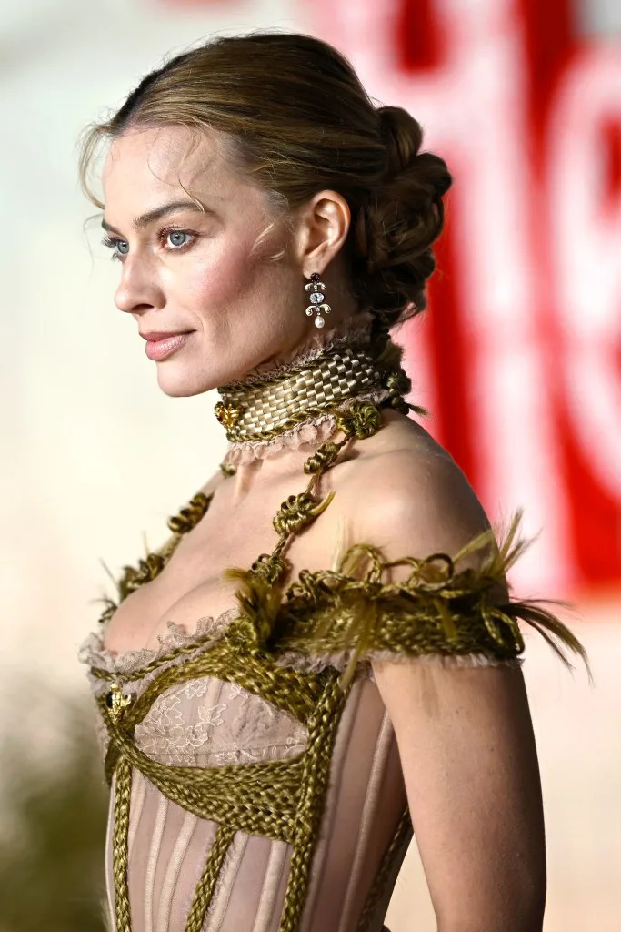 Robbie wore bespoke garnet, diamond and pearl earrings by Jessica McCormack. Gareth Cattermole/Getty Images