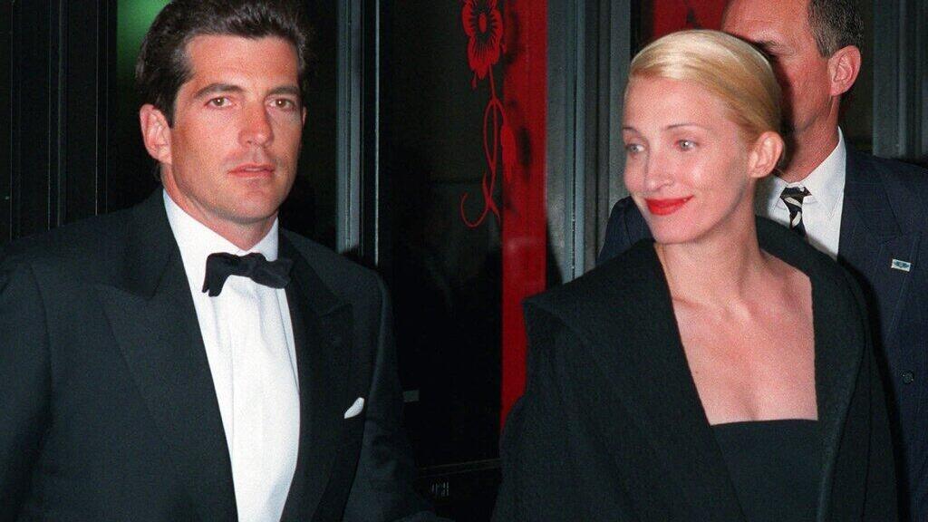 John F. Kennedy Jr. and Carolyn Bessette (Photo: AP) קרולין בסט עם ג'ון קנדי ג'וניור