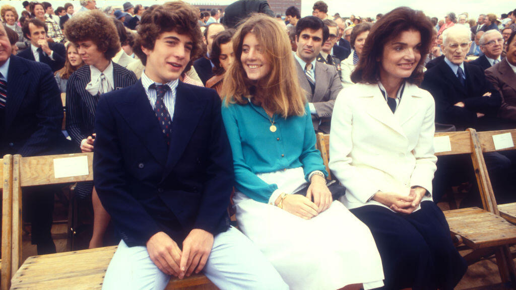 John F. Kennedy Jr. with his wife, Carolyn, and his mother, Jacqueline (Photo: Getty Images / Staff) ג'קלין קרוליין ג'ון קנדי