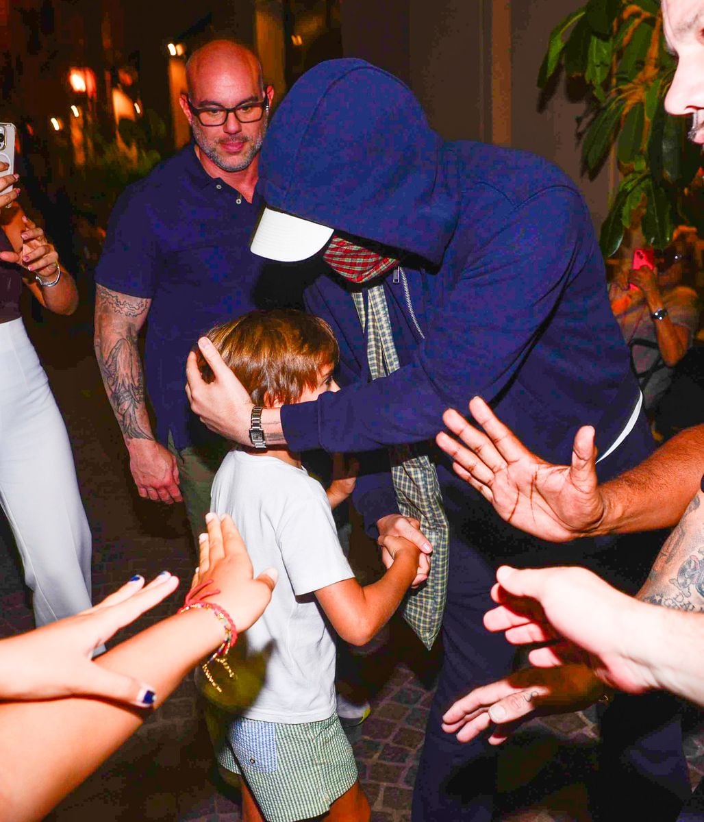 Bad Bunny is in Buenos Aires to start his worldwide tour. He has 3 concerts programmed for Friday, Saturday,S and Sunday at River Plate stadium.