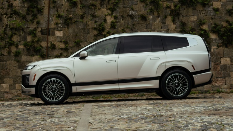 Side view of a silver Hyundai Ioniq 9