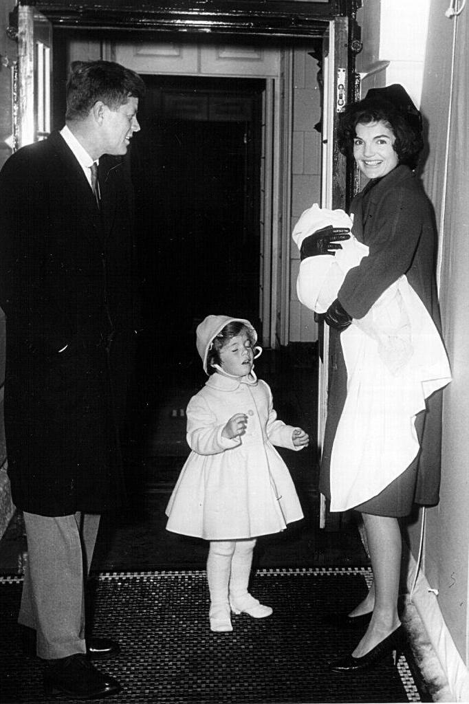 John and Jacqueline Kennedy with their children, Caroline and John F. Kennedy Jr. (Photo: National Archive/Newsmakers) ג'ון קנדי ג'קלין קנדי קרוליין קנדי ג'ון קנדי