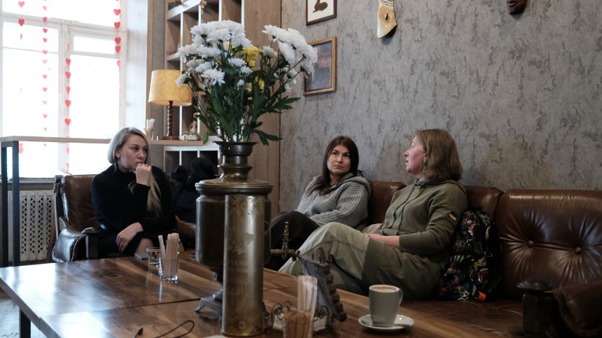 Oksana Borkun (center) and her two friends Juliia Seliutina (left) and Olena Biletska meet at a cafe in Kyiv.