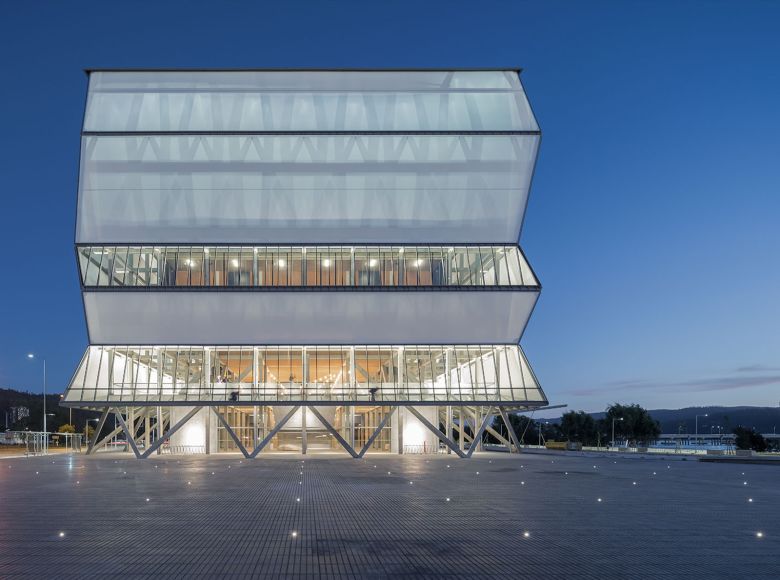 The theater's steel austere frame was softened by a semi-translucent polycarbonate cladding.