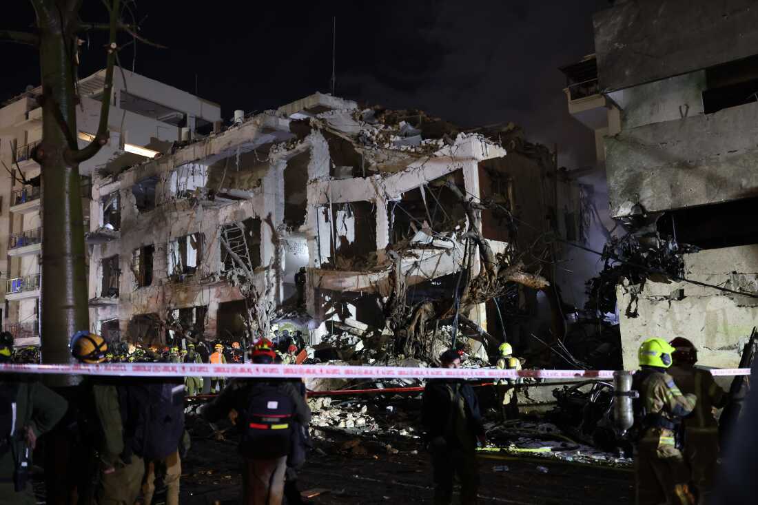 28 February 2027, Israel, Tel Aviv: Israeli first responders arrive at the scene of damage in Tel Aviv after Iranian ballistic missiles hit parts of the city in retaliation for coordinated US-Israeli airstrikes.