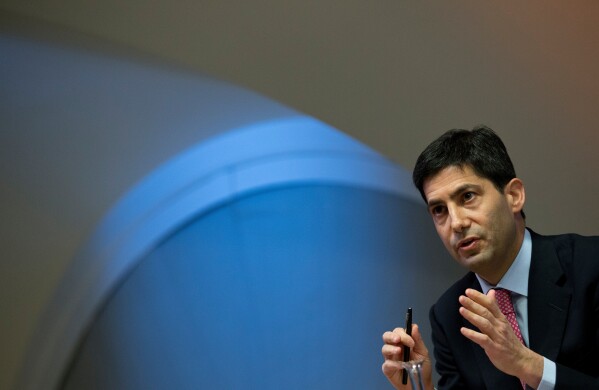 Kevin Warsh speaks to the media about his report on transparency at the Bank of England, in London, Dec. 11, 2014. (AP Photo/Alastair Grant, Pool, File)