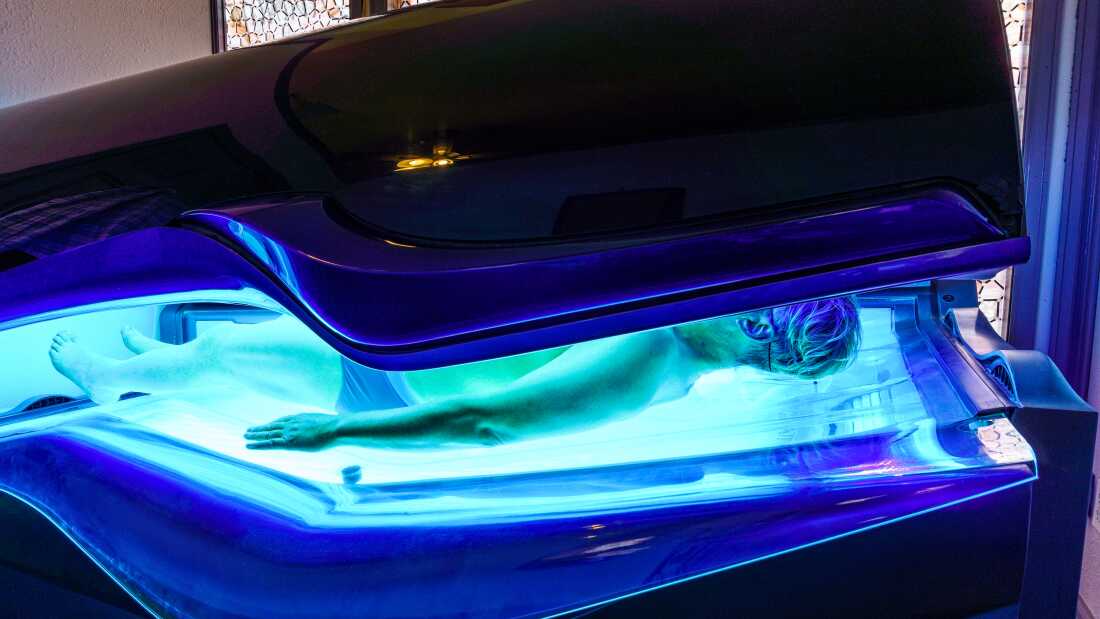 The Food and Drug Administration is backtracking on stricter regulation of tanning beds.