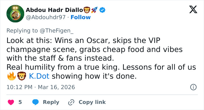 Tweet showing Michael B. Jordan skipping VIP Oscars celebration, grabbing cheap food, and hanging out with fans and staff.