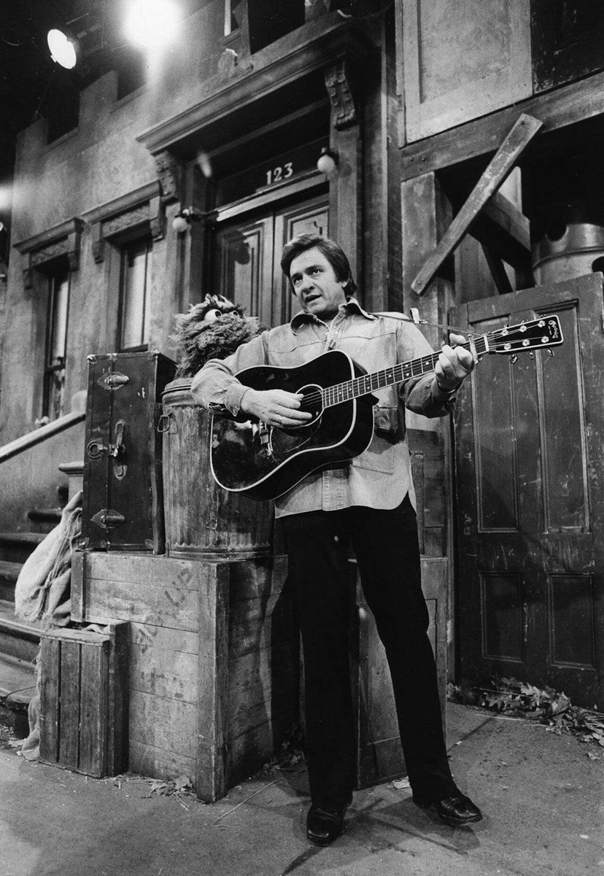 Johnny Cash singing to Oscar the Grouch -
