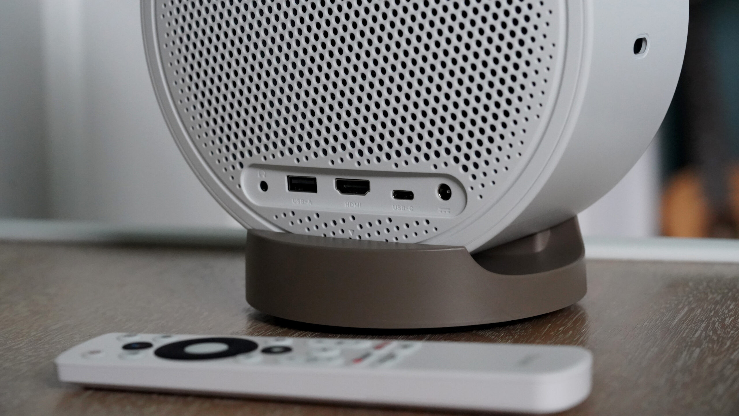 The BenQ GV32 features basic connectivity options.