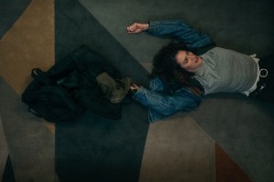 Lizzie Caplan in DRAG