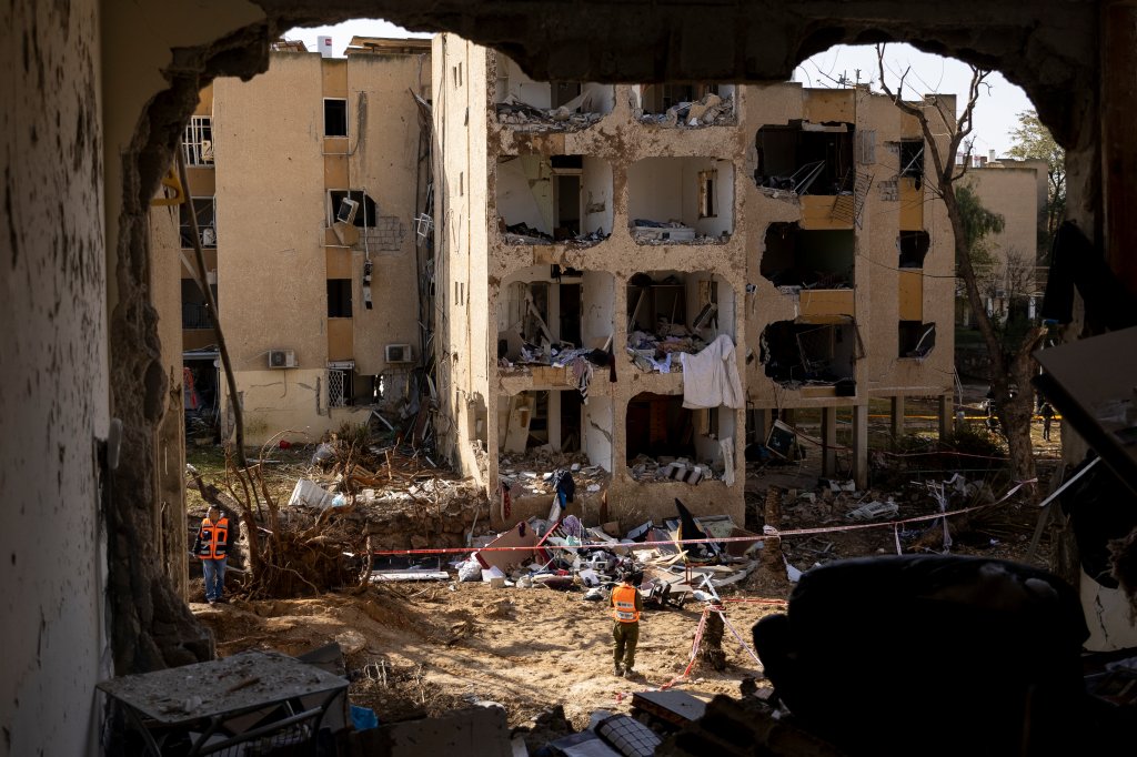 ARAD, ISRAEL - MARCH 22: An emergency responder stands near destroyed buildings after an Iranian missile strike on March 22, 2026 in Arad, Israel. Iran has continued firing waves of drones and missiles at Israel after the United States and Israel launched a joint attack on Iran early on February 28th. (Photo by Amir Levy/Getty Images)