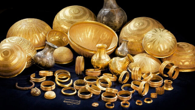 A collection of jewellery and other artifacts made of gold