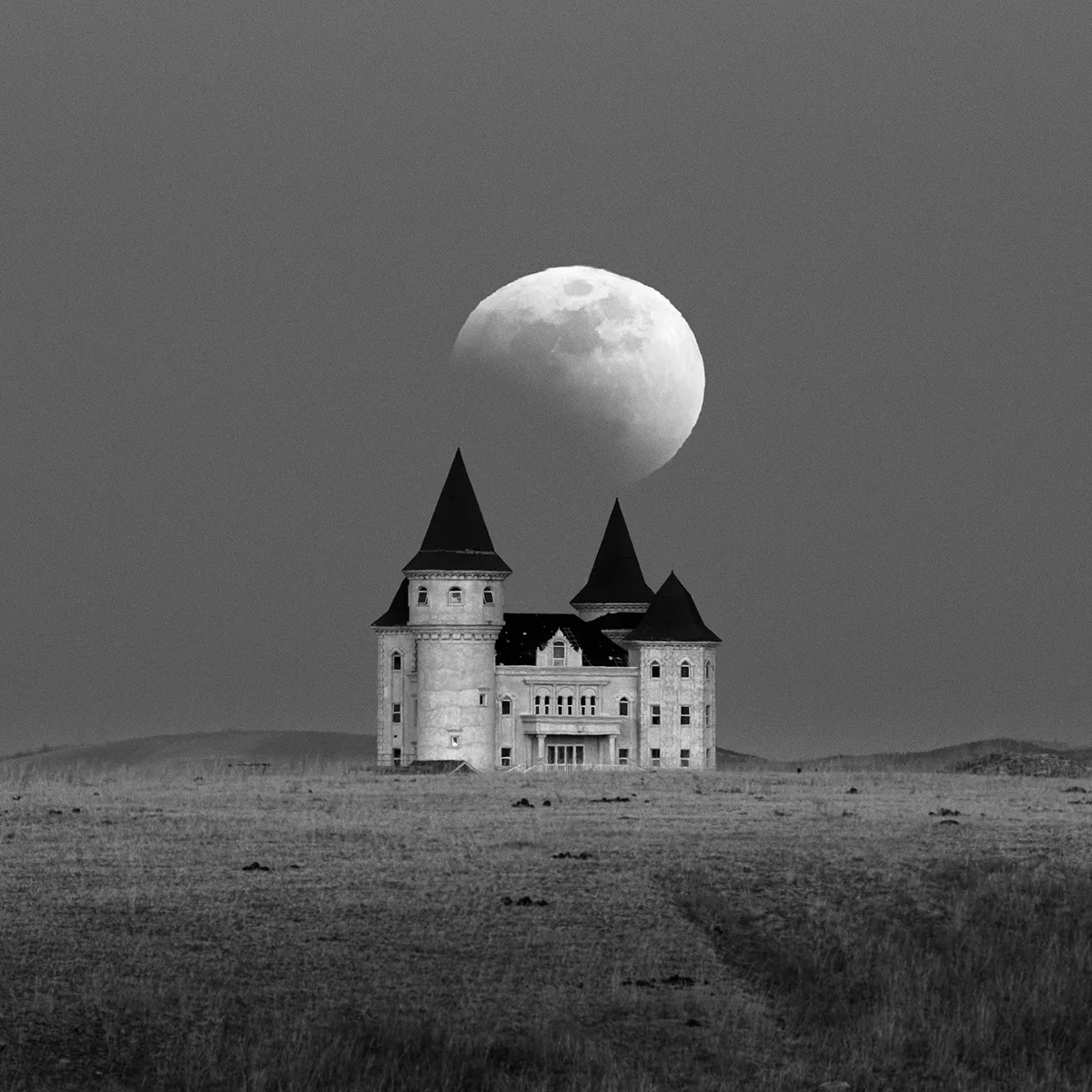 The lunar eclipse of March 3, 2026 in black and white, by Tianyao Yang, Guyuan, Zhangjiakou, China. Equipment: Fujifilm GFX100II (Medium Format) camera, Fujifilm GF 500mm lens. Exposure ISO 500, f/13, 1/40s