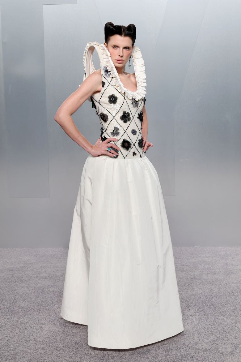 Julia Fox continued her reign of artful, conversation-driving red carpet looks wearing a Viktor & Rolf dress with exaggerated shoulders.