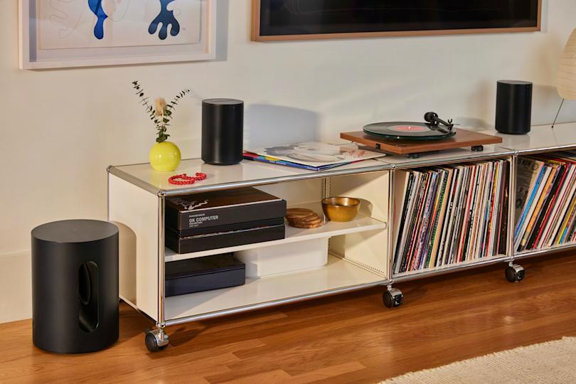 A pair of Sonos Era 100 SL speakers with a turntable.
