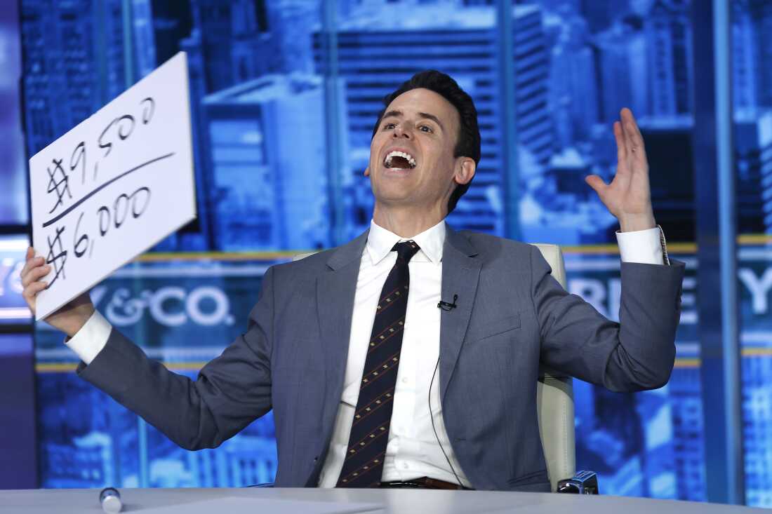 Mentalist Oz Pearlman performs on the set of Varney & Co. at Fox Business Network Studios on Wednesday.